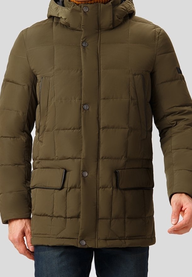 Doudoune vert olive avec capuche, texture matelassée, boutons-pression, deux poches avant et accents noirs contrastants.