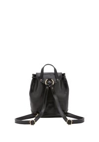 Sac à dos en cuir noir avec une finition brillante, un dessus rond, des accents en métal doré, une fermeture à cordon et des sangles plates réglables.