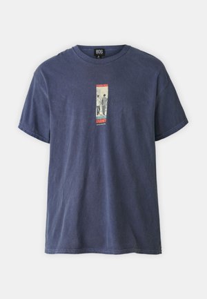Marineblaue T-Shirt mit kurzen Ärmeln, mit einer kleinen vertikalen Grafik von zwei Personen, die gehen, und dem Wort "Journey" in rotem Text vorne in der Mitte.