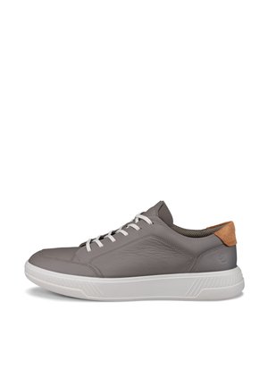 Baskets basses en cuir gris avec lacets blancs, semelle blanche rembourrée, col de talon rembourré en daim beige et détail texturé sur le panneau latéral.