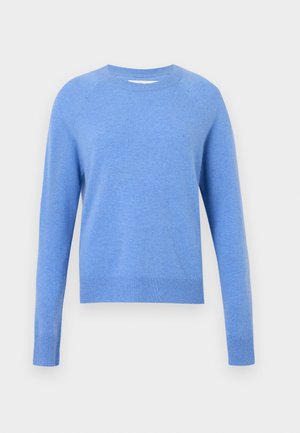 Pull tricoté bleu clair à manches longues, col rond et poignets côtelés. Texture douce et coupe décontractée, sans motifs ni ornements visibles.