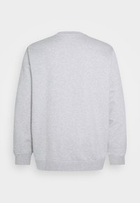 Sudadera gris con cuello redondo, mangas largas y un diseño sencillo. Está hecha de una tela suave con textura lisa y puños acanalados.