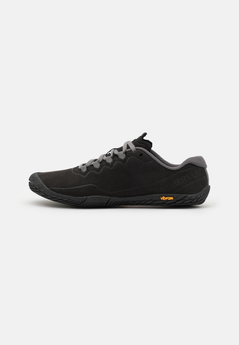 Scarpe sportive in suede nero con accenti grigi, dotate di una suola testurizzata e marchio Vibram. Design con lacci e profilo basso.