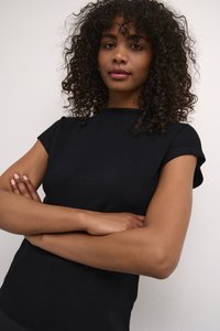 Haut noir à manches courtes avec un col rond et une coupe ajustée. Tissu doux et texturé, de couleur unie et avec des détails minimaux.
