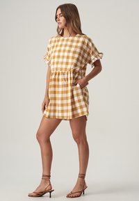 THE FATED SARAH RUFFLE - Vestido informal - tan gingham/marrón - Zalando.es