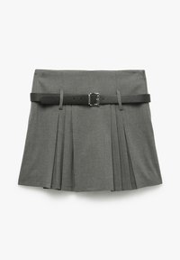 Falda gris con pliegues y cinturón, que presenta una textura suave, forma estructurada y detalles de hebilla de metal, adecuada para diversas ocasiones.