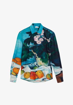 Overhemd met lange mouwen en knopen, voorzien van een kleurrijke stillevenprint op een blauwe achtergrond, met prominent afgebeelde sinaasappels en roze bloemen.
