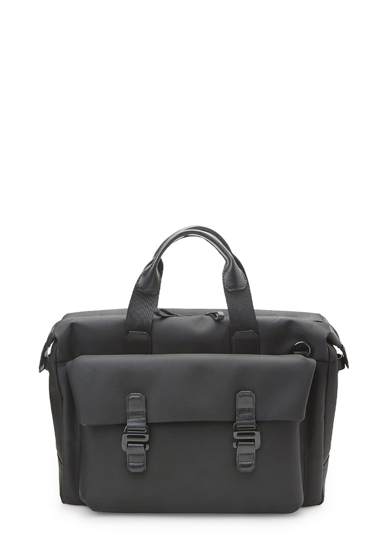 Must mustakujuline portfell, millel on kaks kandmisvarrast, esiküljel klapiga tasku, mis on kinnitatud kahe pandlaga, ja peamine lukuga sisemus.