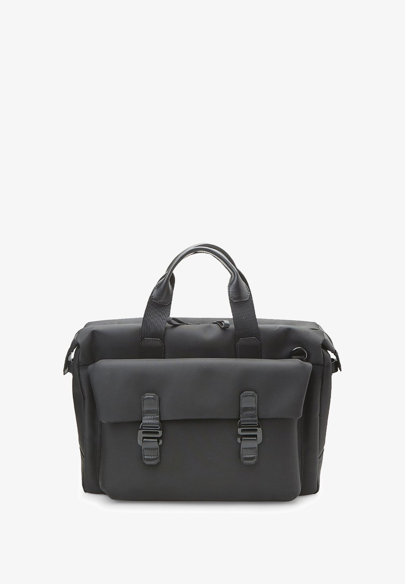 Must mustakujuline portfell, millel on kaks kandmisvarrast, esiküljel klapiga tasku, mis on kinnitatud kahe pandlaga, ja peamine lukuga sisemus.