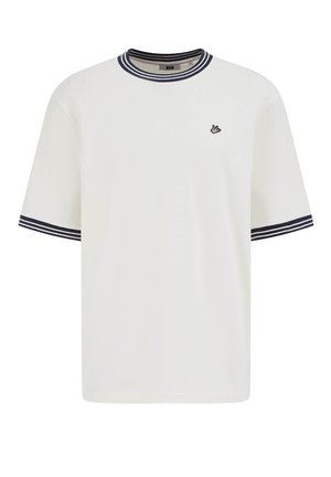 Fehér rövid ujjú póló fekete-fehér csíkos gallérral és ujjvégzéssel, apró fekete madár logóval a mellrészen.