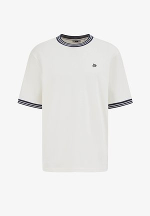 Valge lühikeste varrukatega t-särk musta-valgete triibuliste krae ja varrukaäärtega, rinnal väike musta linnu logo.