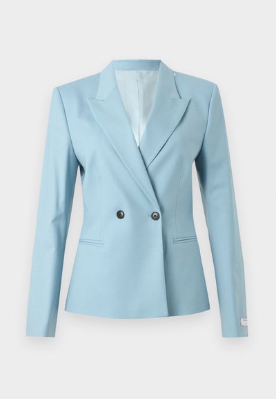 Ανοιχτού γαλάζιου χρώματος tailored blazer με πέτα ρεβέρ, διπλό κούμπωμα με δύο κουμπιά, μακριά μανίκια και τσέπες welt σε μονόχρωμο φόντο.