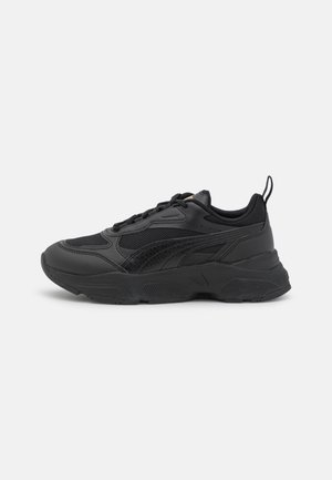 Czarny sportowy sneaker z detalami z siateczki i skóry, zawiązywany na sznurówki, z grubą podeszwą i pętlą do ściągania na białym tle.
