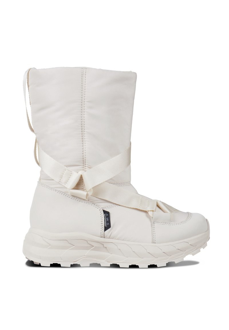 Bottine blanche rembourrée avec un haut tige, présentant des sangles élastiques, une semelle texturée et une silhouette épurée pour un look contemporain.