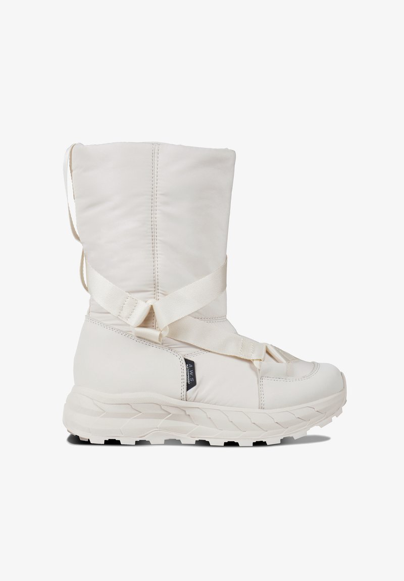 Stivale bianco imbottito alla caviglia con alto gambale, dotato di fasce elastiche, suola texture e silhouette elegante per un look contemporaneo.