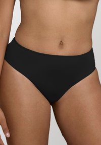 Slip da bagno nero a vita alta con una texture liscia e dettagli di cucitura minimi, che offre una copertura completa.