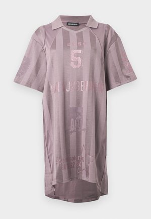 Per didelis mauve spalvos džersis su trumpomis rankovėmis, vertikaliomis juostelėmis, apykakle ir spausdintomis detalėmis, įskaitant skaičių 5 ir tekstą blizgioje rožinėje spalvoje.