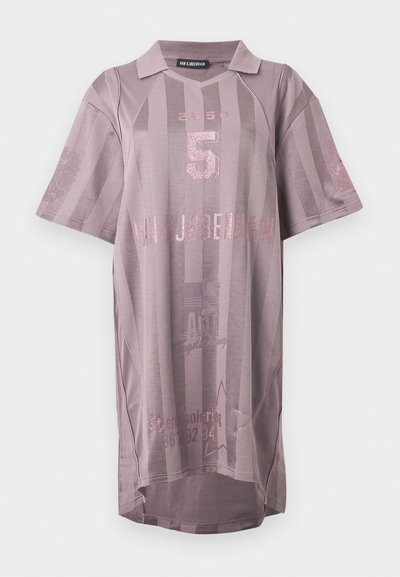 Túlméretezett mályva színű póló rövid ujjakkal, függőleges csíkokkal, gallérral és fényes rózsaszínű nyomott kiegészítőkkel, beleértve az 5-ös számot és feliratokat.