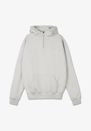 Sudadera gris claro con media cremallera en el frente, bolsillo tipo canguro y puños acanalados. Presenta un sutil logotipo blanco en el pecho. Textura de tela suave.