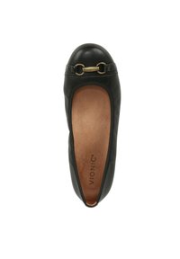 Zwarte leren ballerina met een ronde neus, voorzien van een gouden hardware accent aan de voorkant en een gewatteerde binnenzool.