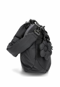 Sac d'épaule noir matelassé en tissu, présentant une texture matelassée, une bandoulière chaîne et un accent en forme de fleur sur le côté.