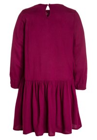 Długo rękawowa, fioletowa sukienka z marszczoną spódnicą, z okrągłym dekoltem i zapięciem na guzik w kształcie dziurki z tyłu. Gładka tekstura tkaniny.