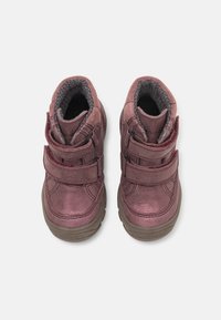 Velcro-lukket ankelstøvler i metallisk rose, med en teksturert semsket finish og grå fôr, med en solid gummisåle for grep.