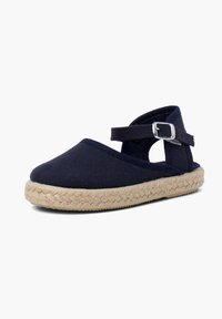 Espadrille in tela blu marina con punta tonda, cinturino alla caviglia e suola in corda di juta. Texture liscia con un design classico e dettagli minimali.