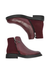 Bordo nahast pahkluud saabastega, millel on seemisnahast detailid, külje tõmblukk ja õmblused tallal. Tasane must kummist välistald.