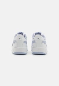 Weiße und hellblaue Sneaker mit einem synthetischen Obermaterial, strukturierten Akzenten, gepolstertem Kragen und Gummisohle. Logo an der Ferse und an der Seite.