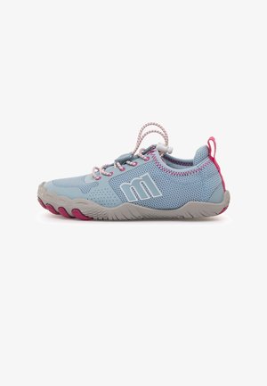 Chaussure en mesh bleu clair avec une semelle grise, des accents roses et des lacets élastiques. Présente un embout texturé et un talon de soutien. Design durable et léger.