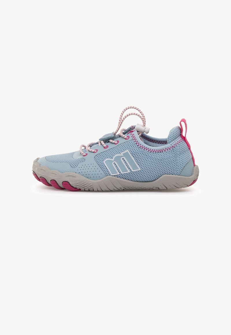 Chaussure en mesh bleu clair avec une semelle grise, des accents roses et des lacets élastiques. Présente un embout texturé et un talon de soutien. Design durable et léger.