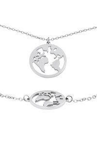 Collana d'argento con pendente rotondo caratterizzato da un design del mappamondo intagliato. La catena è semplice con piccoli anelli per un'indossabilità facile.