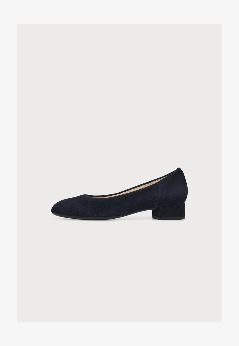 Ballerine femme en daim bleu marine, talon bas, bout rond et talon bloc sur fond blanc.