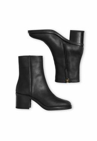 Par de botines negros de cuero con tacones de bloque y cremalleras laterales, mostrados desde vistas lateral y de la suela sobre fondo blanco.