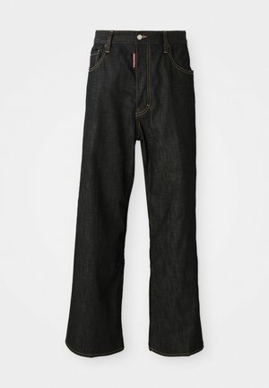 Jean noir à jambres droites avec des coutures jaunes, design à cinq poches, fermeture à bouton et une petite étiquette rouge sur la poche avant droite.