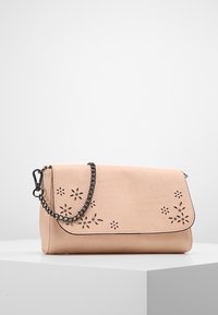 Borsa a tracolla in pelle rosa pallido con intagli floreali, una tracolla scura e forma rettangolare, dotata di chiusura a pattina e superficie liscia.