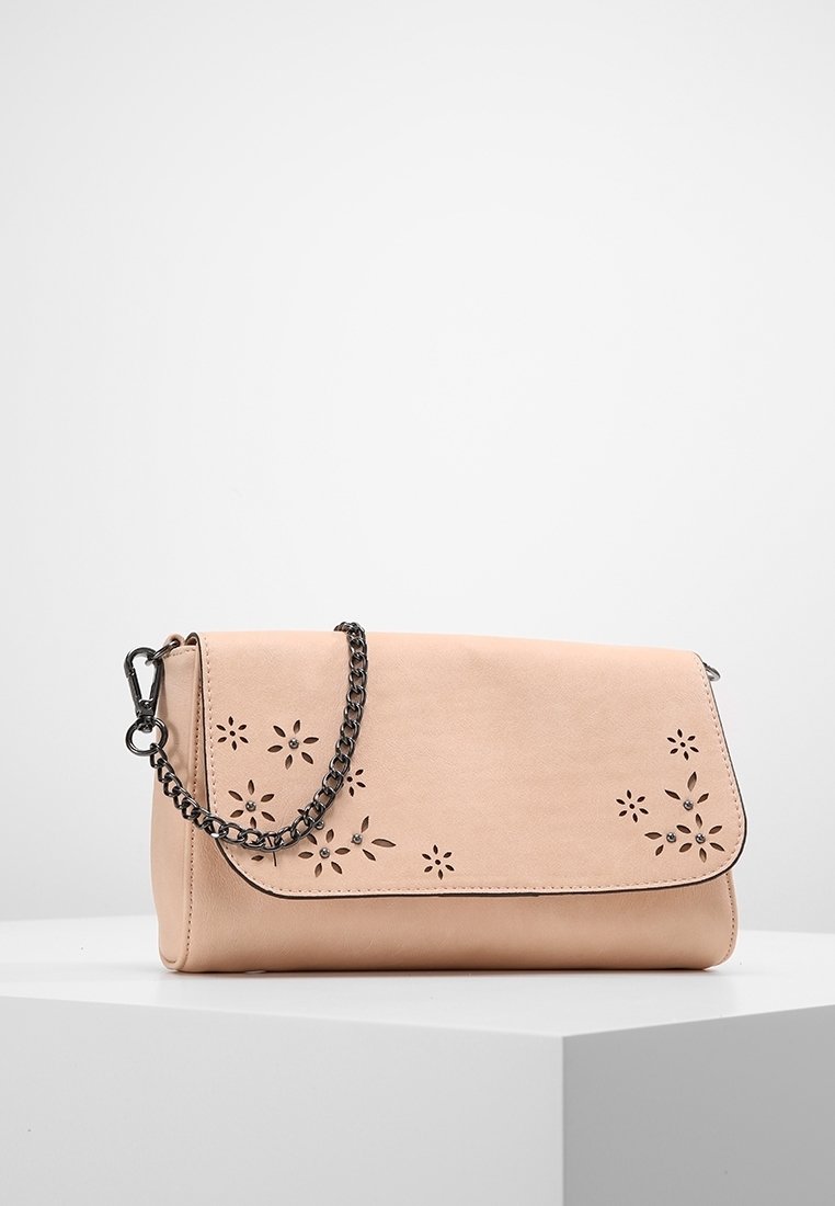 Borsa a tracolla in pelle rosa pallido con intagli floreali, una tracolla scura e forma rettangolare, dotata di chiusura a pattina e superficie liscia.