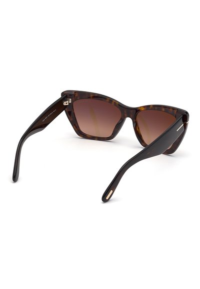 Gafas de sol color carey marrón con forma de ojo de gato, lentes degradados y patillas angostas con sutiles acentos dorados.