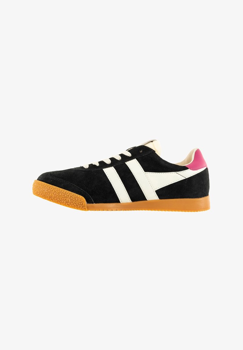 Zwarte suède sneakers met witte strepen, crèmekleurige accenten en een roze hielkap. Voorzien van een getextureerde rubberen buitenzool voor grip.