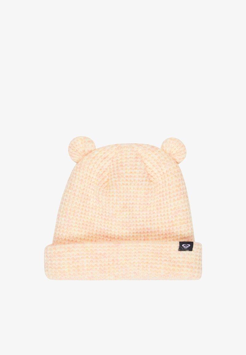 Gorro de punto de color melocotón con textura suave, con dos pequeños pompones redondos en la parte superior y un puño doblado con una pequeña etiqueta negra con logo.