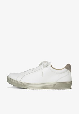 Weiße Leder-Sneaker mit glatter Oberfläche, runder Zehenpartie, tonalen Schnürsenkeln und einem grauen Wildlederakzent an der Ferse. Strukturierte Gummisohle.