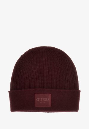 Berretto di maglia a coste borgogna con risvolto e etichetta rettangolare cucita al centro anteriore con la scritta "GUESS EST. 1981".