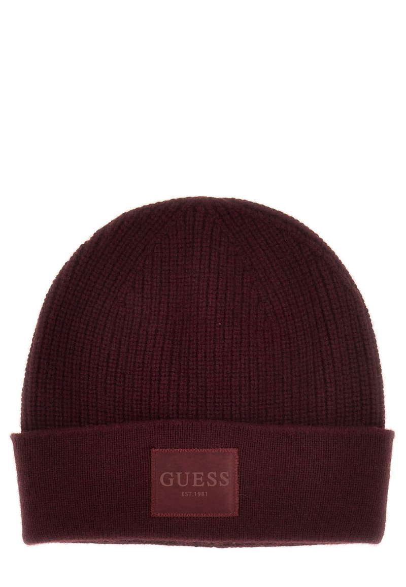 Gorro de punto acanalado burdeos con puño doblado y etiqueta rectangular cosida que dice "GUESS EST. 1981" en el centro frontal.