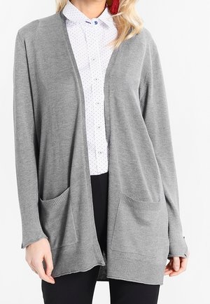 Cardigan grigio chiaro realizzato in morbido materiale, caratterizzato da una vestibilità ampia, apertura frontale, due tasche anteriori e polsini a costine.