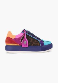 Scarpa da ginnastica colorata che combina suede e tessuto in viola, rosa, arancione e blu, con un pannello a stampa leopardata e un accento di etichetta rosa.