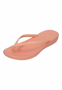 Helle pinke Flip-Flop-Sandale mit einem strukturierten Riemen und gepolstertem Sohle, ausgestattet mit einem kreisförmigen Muster auf der Fußbett und flacher Gummisohle.