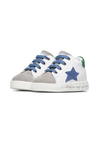 Sneakers bianchi in pelle con lacci blu, punta in suede grigia e una stella blu sul lato. Accento verde sul tallone. Il testo sulla suola recita "Emily e gioco."