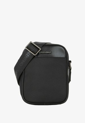 Bolso de mensajero negro con forma estructurada, hecho de material texturizado, con un logotipo en la parte frontal y una correa ajustable.