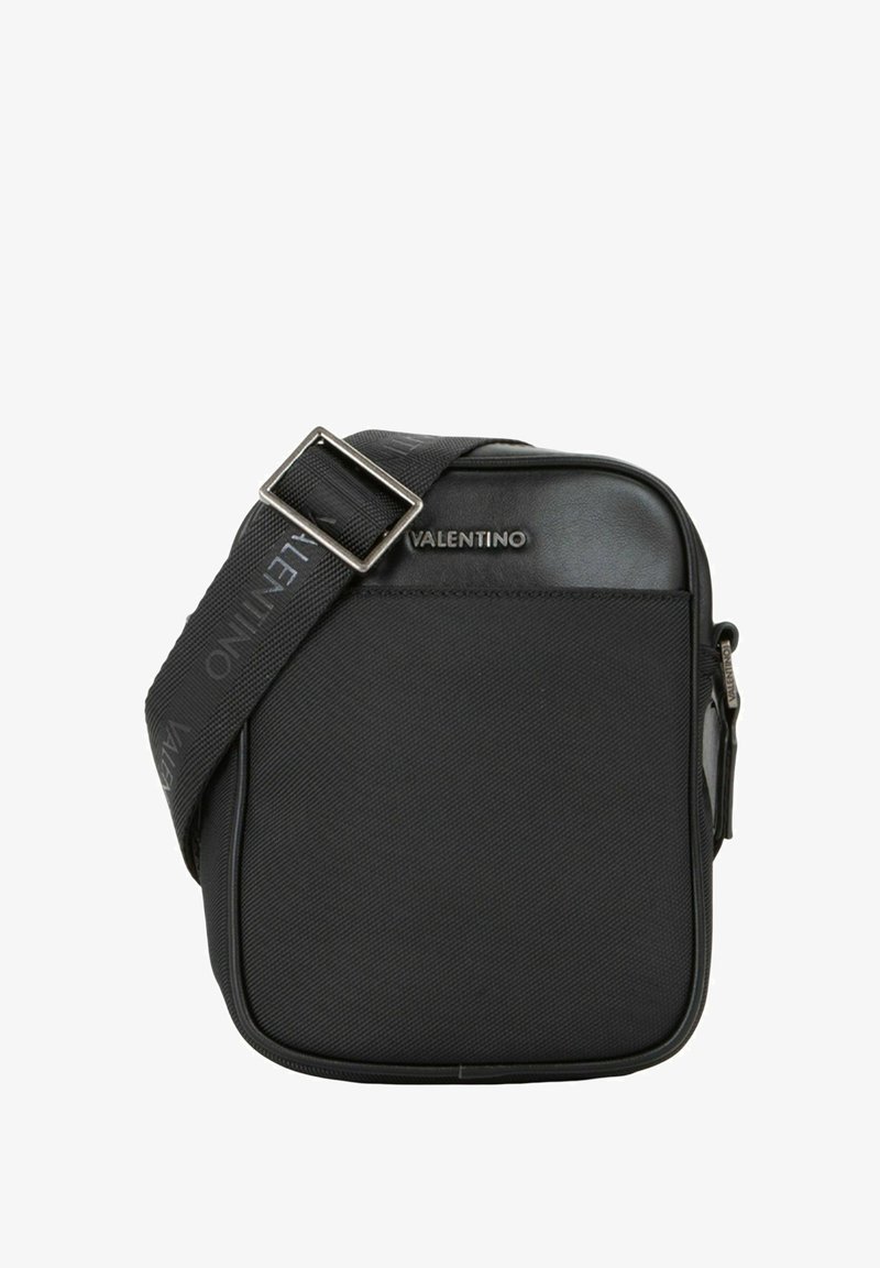 Bolso de mensajero negro con forma estructurada, hecho de material texturizado, con un logotipo en la parte frontal y una correa ajustable.